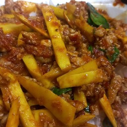 ข้าวพริกแกงหมูสับใส่หน่อไม้