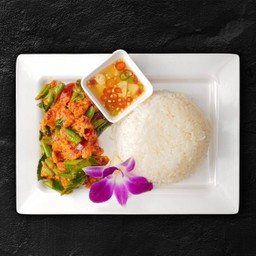 ผัดพริกเเกงราดข้าว (Stir-Fried Red Curry Paste )