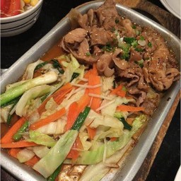 หมูผัดซีอิ๊วกะทะร้อน ยากินิกุ