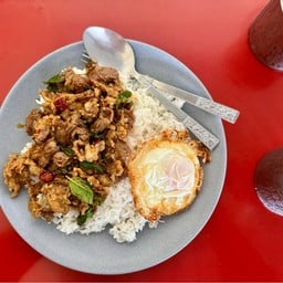 พริกแกงเนื้อติดมันไข่ดาวไม่สุก
