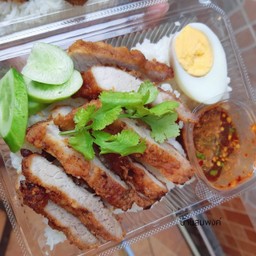 ข้าว หมูทอด จิ้มแจ่ว ไข่ดาว
