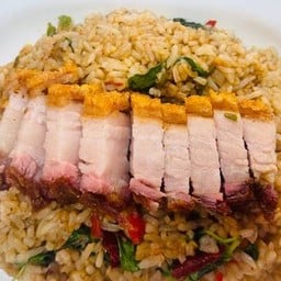 ข้าวผัดคลุกกระเพาหมูกรอบ