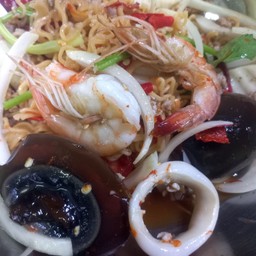 ยำมาม่ารวมมิตรใส่ไข่เยี่ยวม้า