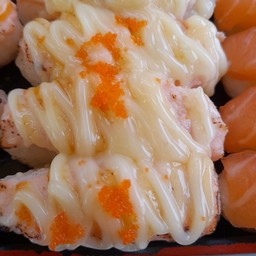 ข้าวปั้นแซลมอนเบิร์นมายองเนส