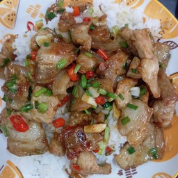 หมูสามชั้นคั่วพริกเกลือ ราดข้าว