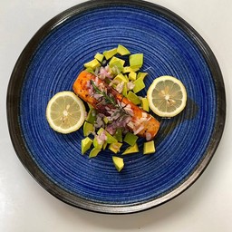 แซลม่อนย่างอะโวคาโดซัลซ่า