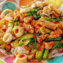 หมึกหมู ผัดคะน้า ราดข้าว