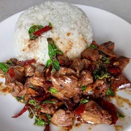 ข้าวกะเพราพริกแห้งเครื่องในไก่โบราณ