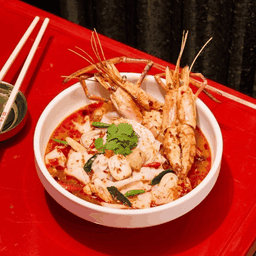 ก๋วยเตี๋ยวต้มยำกุ้งแม่น้ำ