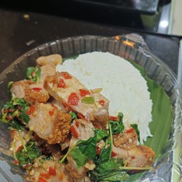 ข้าวราดกระเพราหมูกรอบไข่ดาว