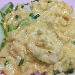 ข้าวไข่ข้นโรยพริกกระเทียม