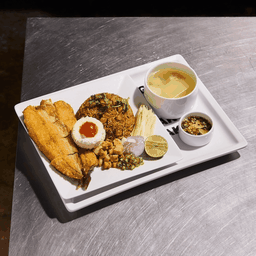 ข้าวผัดน้ำพริกตาแดง ปลาช่อนทอด