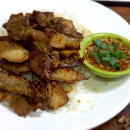ข้าวหมูย่าง+น้ำจิ้มแจ่ว