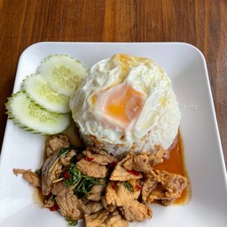 กระเพาหมูชิ้นราดข้าว