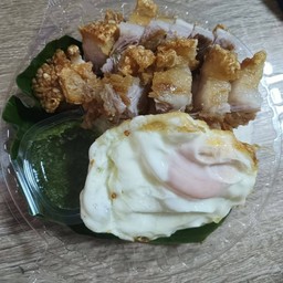 ข้าวหน้าหมูกรอบไข่ดาว
