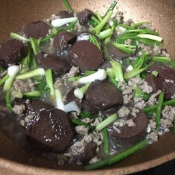 ผัดเลือดใส่หมู ต้นหอม