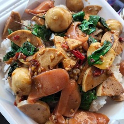 กะเพราลูกชิ้น-หมูยอ-ไส้กรอก