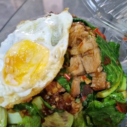 ข้าวราดแขนงหมูกรอบไข่ดาว