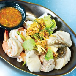 ปลากะพงรวมมิตรลวกจิ้ม (ปลากะพง,กุ้ง,หมึก)