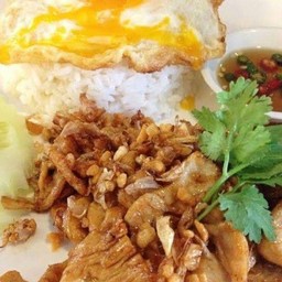 ไก่ทอดกระเทียม ไข่ดาว ราดข้าว