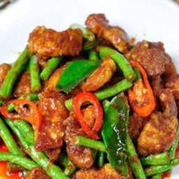 ข้าวผัดพริกแกงหมูชิ้น