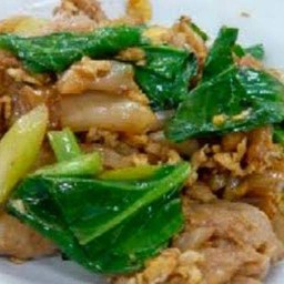 เส้นใหญ่ผัดซีอิ๋วไก่