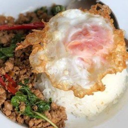 กะเพาหมูสับ ไข่ดาว