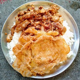 ผัดน้ำมันหอยหมูกรอบราดข้าว