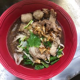 เส้นหมี่ขาวเนื้อทุกอย่างนํ้าใส