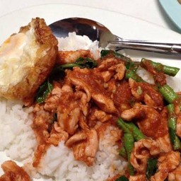 ผัดพริกแกงไก่ ไข่ดาว