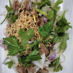 ยำมาม่าคอหมูยา่ง