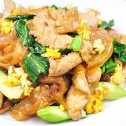 เส้นใหญ่หมูผัดซีอิ๋ว