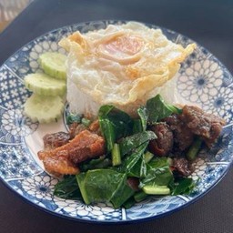 คะน้า หมู กรอบ ราดข้าว