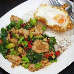 คะน้าหมูน้ำมันหอย ไข่ดาว