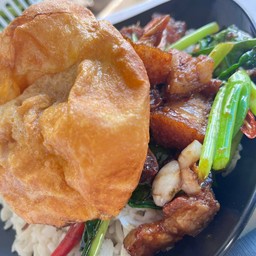 คะน้าหมูกรอบราดข้าว