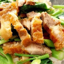 คะน้าหมูกรอบ