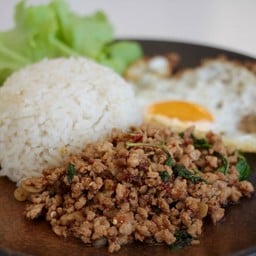 กระเพราคั่วหมูสับ ไข่ดาว (พริก4ชนิด)