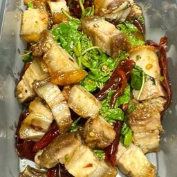 ผัดกะเพรา หมูกรอบ