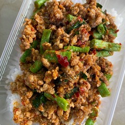 ผัดพริกแกงหมูสับราดข้าว