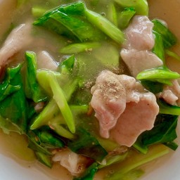 เกาเหลาราดหน้าหมูหมัก