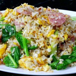 ข้าวผัดแหนมโบราณ