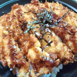 [อร่อยซ่ากับโค้ก] ข้าวหน้าหมูทอด (ซอสทงคัตสึ) +  โค้ก ออริจินัล (กระป๋อง)