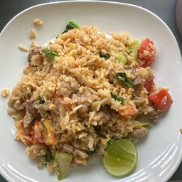 ข้าวผัดหมูกรอบ