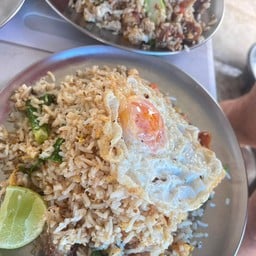 ข้าวผัดหมูกรอบ