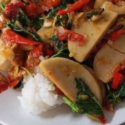 ผัดกระเพราหมูยอราดข้าว