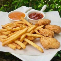 เฟรนซ์ฟรายส์ + นักเก็ต 4 ชิ้น