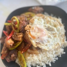 ผัดพริกหมูกรอบราดข้าว