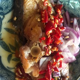 ปลาอินทรีย์ทอดยำมะนาว