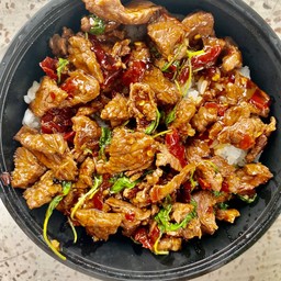 กะเพราเนื้อชิ้นพริกแห้ง ราดข้าว