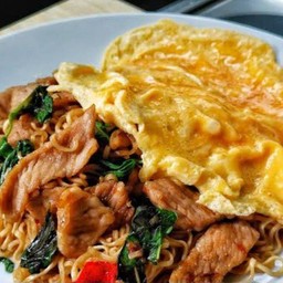 ผัดมาม่าหมูชิ้น+ไข่ข้น